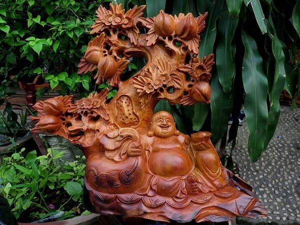 Hình ảnh Phật di lặc ngồi gốc đào